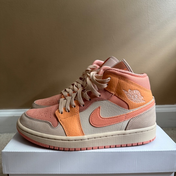WMNS AIR JORDAN 1 MID ATOMIC ORANGE/APRICOT AGATE ORANGE ATOMIQUE/AGATHE ABRICO - Picture 2 of 5